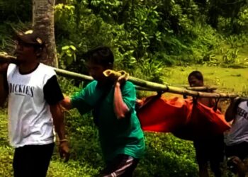 EVAKUASI–Petugas evakuasi mayat dari Bendungan Talaga, di Kampung Nanggerang, Desa Ramaya, Kecamatan Menes, Kabupaten Pandeglang, Sabtu (11/9/2021). (ISTIMEWA)
