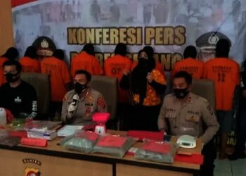 KASUS PENGEDAR GANJA–Satuan Reserse Narkoba (Satresnarkoba) Polres Serang, meringkus tujuh komplotan jaringan pengedar ganja. Ketujuh tersangka yaitu, berinisial AM, KO, AN, RM, RPP, AT dan MHT, Jumat (24/9/2021). (SIDIK/SATELITNEWS.ID)