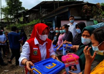 SALURKAN BANTUAN–Pengurus PMI Banten, salurkan bantuan kebencanaan disejumlah daerah di Banten, Kamis (16/9/2021). (SIDIK/SATELITNEWS.ID)