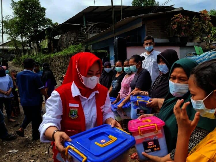 SALURKAN BANTUAN–Pengurus PMI Banten, salurkan bantuan kebencanaan disejumlah daerah di Banten, Kamis (16/9/2021). (SIDIK/SATELITNEWS.ID)
