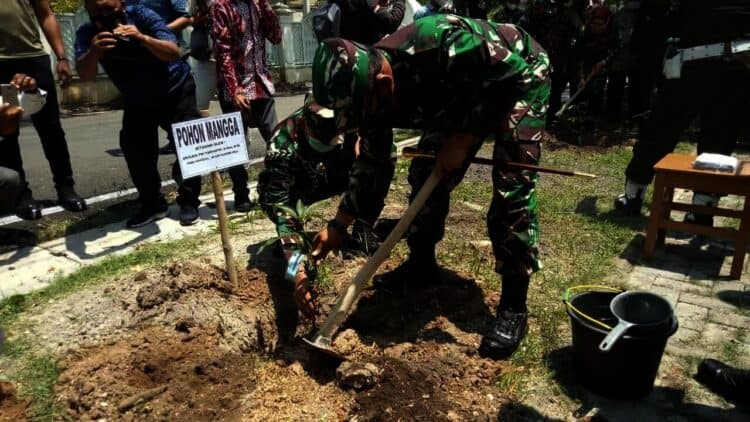 MENANAM–Danrem 064/Maulana Yusuf, Brigjen TNI Yunianto, menanam bibit pohon bangga di halaman Ponpes An Nawawi, milik Wapres Ma’ruf Amin, Kamis (30/9/2021). (ISTIMEWA)