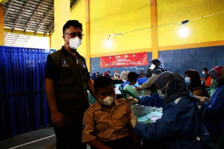 TINJAU KEGIATAN VAKSINASI– Kepala Dinkes Kabupaten Serang, Agus Sukmayadi, saat meninjau vaksinasi, belum lama ini. (DOKUMEN/ISTIMEWA)