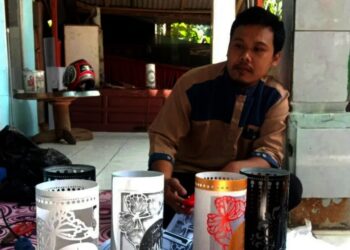 HASIL KREASI–Abdul Rozak (33), warga Kelurahan Saruni, Kecamatan Majasari, Kabupaten Pandeglang, menunjukkan hasil kreatifitasya yaitu, lampu berbahan dasar paralon, Minggu (26/9/2021). (ISTIMEWA)