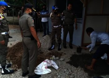 PASANG PLANG–Satpol PP Kabupaten Serang, sedang memasang plang aset milik Pemda, di lahan yang ditempati bangunan liar di Kecamatan Petir, Rabu (22/9/2021). Bangunan tersebut rencananya akan dibongkar Satpol PP. (ISTIMEWA)
