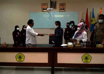 JALIN  KERJASAMA–Fakultas Ilmu Sosial dan Politik (FISIP) Universitas Sultan Ageng Tirtayasa (Untirta) jalin kerjasama dengan relawan Fesbuk Banten News (FBn) dan Relawan Kampung. Ditandai dengan penandatanganan Memorandum Of Understanding (MoU), di ruang Rapat Gedung FISIP Untirta, Senin (6/9/2021). (ISTIMEWA)