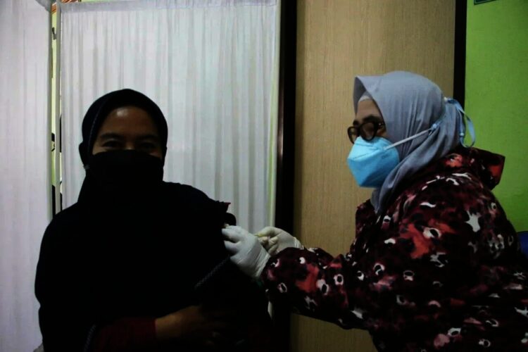 Warga Kabupaten Serang divaksin. (ISTIMEWA)