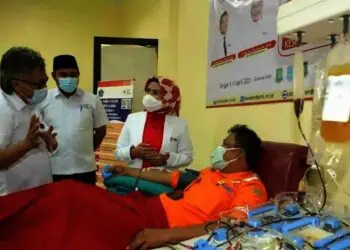 DONOR DARAH–Ketua PMI Provinsi Banten, Ratu Tatu Chasanah, meninjau kegiatan donor darah yang digelar dalam rangka HUT PMI ke-76, Jumat (17/9/2021). (SIDIK/SATELITNEWS.ID)