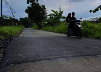 PARA PELAKU PENGEDAR DAN PENGGUNA NARKOTIKA–Personel anggota Satnarkoba Polres Pandeglang, mengapit para pelaku yang kemudian digiring ke sel Mapolres Pandeglang, beberapa waktu lalu. (ISTIMEWA)
