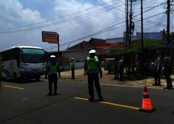 PENYEKATAN–Para personel Polres Pandeglang, sedang melakukan penyekatan dan mengimbauan Prokes, kepada pengguna jalan di perbatasan Jalan Raya Pandeglang – Serang, Selasa (21/9/2021). (ISTIMEWA)