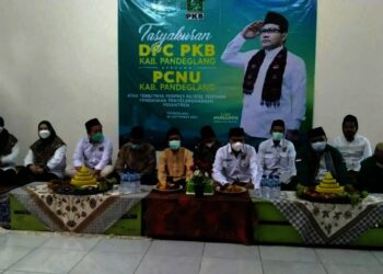 TASYAKURAN–Para pengurus DPC PKB dan PCNU Kabupaten Pandeglang, gelar doa bersama dan tasyakuran atas terbitnya Perpres Nomor 82 Tahun 2021, di Ponpes Al-Falah, Ciekek, Pandeglang, Senin (20/9/2021). (ISTIMEWA)
