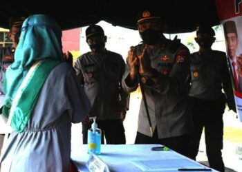 SALURKAN BANTUAN–Kapolres Pandeglang, AKBP Belny Warlansyah, menyapa penerima bantuan di halaman Mapolres Pandeglang, Kamis (23/9/2021). (ISTIMEWA)
