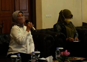 PAPARAN–Dihadapan Bupati Pandeglang, Irna Narulita dan jajarannya, Plt Direktur Jenderal Industri Kecil Menengah dan Aneka Kemenperin RI, Reni Yanita, sedang menjelaskan maksud kedatangannya ke Pandeglang, Kamis (16/9/2021). (NIPAL SUTIANA/SATELITNEWS.ID)