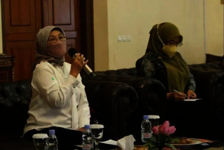 PAPARAN–Dihadapan Bupati Pandeglang, Irna Narulita dan jajarannya, Plt Direktur Jenderal Industri Kecil Menengah dan Aneka Kemenperin RI, Reni Yanita, sedang menjelaskan maksud kedatangannya ke Pandeglang, Kamis (16/9/2021). (NIPAL SUTIANA/SATELITNEWS.ID)