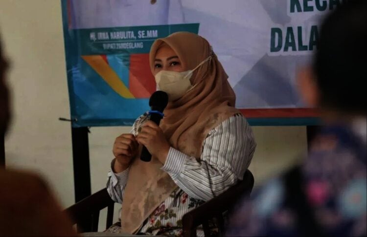 PENGARAHAN–Bupati Pandeglang Irna Narulita, menyampaikan pengarahan kepada jajarannya di lingkungan Kantor Kecamatan Pandeglang, Kamis (2/9/2021). (NIPAL SUTIANA/SATELITNEWS.ID)