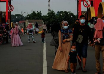 Potret Warga Mulai Berlibur di Kawasan Jembatan Berendeng
