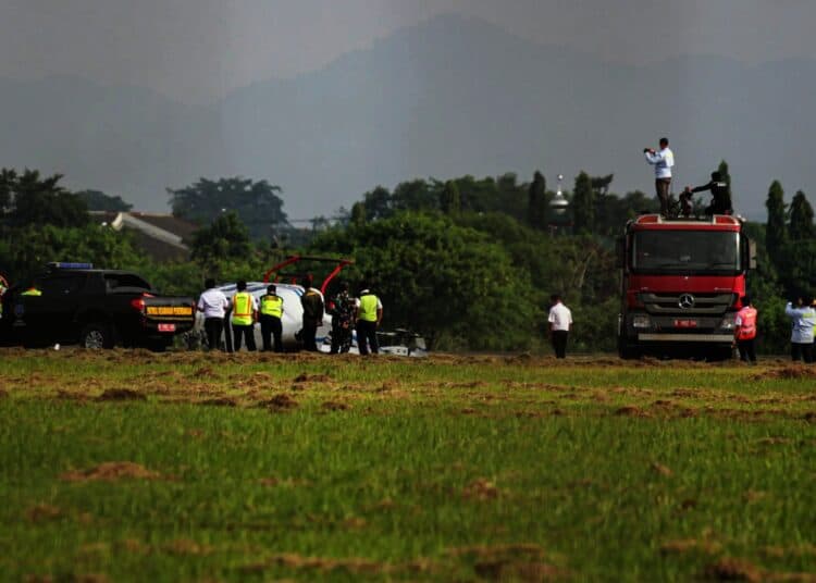 Potret Helikopter Terguling di Bandara Budiarto Curug