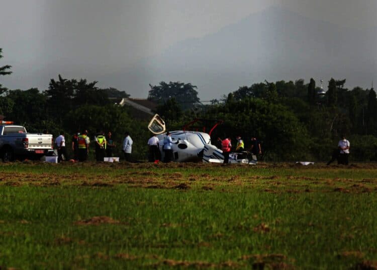 Potret Helikopter Terguling di Bandara Budiarto Curug