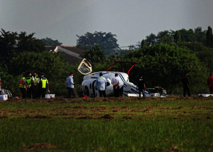 Potret Helikopter Terguling di Bandara Budiarto Curug