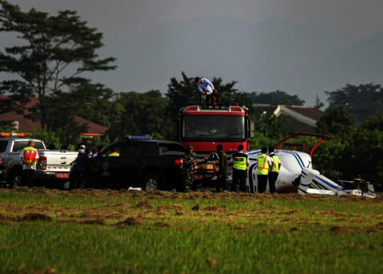 Potret Helikopter Terguling di Bandara Budiarto Curug