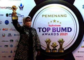 Bupati Serang, Ratu Tatu Chasanah, menunjukkan penghargaan yang diraihnya. (ISTIMEWA)
