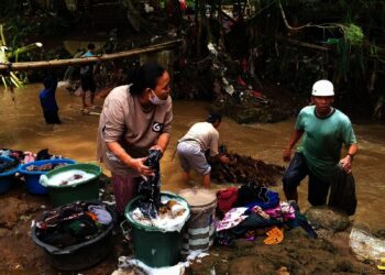 Korban Banjir Bandang di Pandeglang Pungut Pakaian yang Hanyut