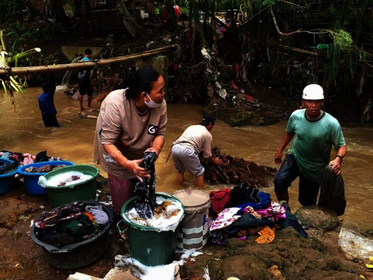 Korban Banjir Bandang di Pandeglang Pungut Pakaian yang Hanyut