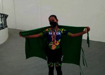 MEDALI PERDANA: Atlet sepatu roda Saskia Rahma sukses meraih medali pertama untuk kontingen Banten pada PON XX Papua 2020, Senin (27/9/2021). Saskia memperoleh medali perunggu dari nomor individual time trial 100 meter putri. (ISTIMEWA)