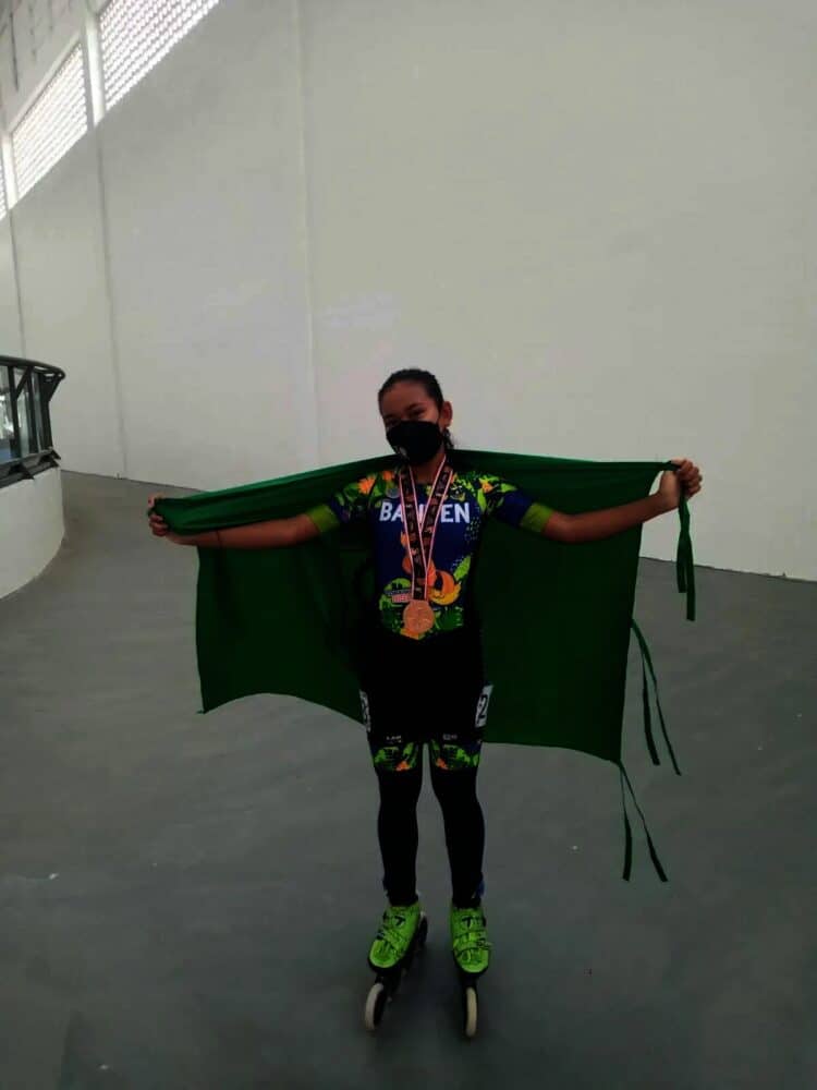 MEDALI PERDANA: Atlet sepatu roda Saskia Rahma sukses meraih medali pertama untuk kontingen Banten pada PON XX Papua 2020, Senin (27/9/2021). Saskia memperoleh medali perunggu dari nomor individual time trial 100 meter putri. (ISTIMEWA)