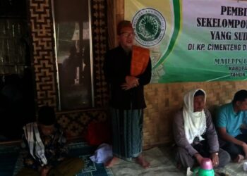 PEMBINAAN–Ketua MUI Kabupaten Pandeglang, KH. Tubagus Hamdi Ma'ani, saat memberikan pembinaan kepada kelompok aliran Hakdzat, beberapa waktu lalu. (DOKUMEN PRIBADI)