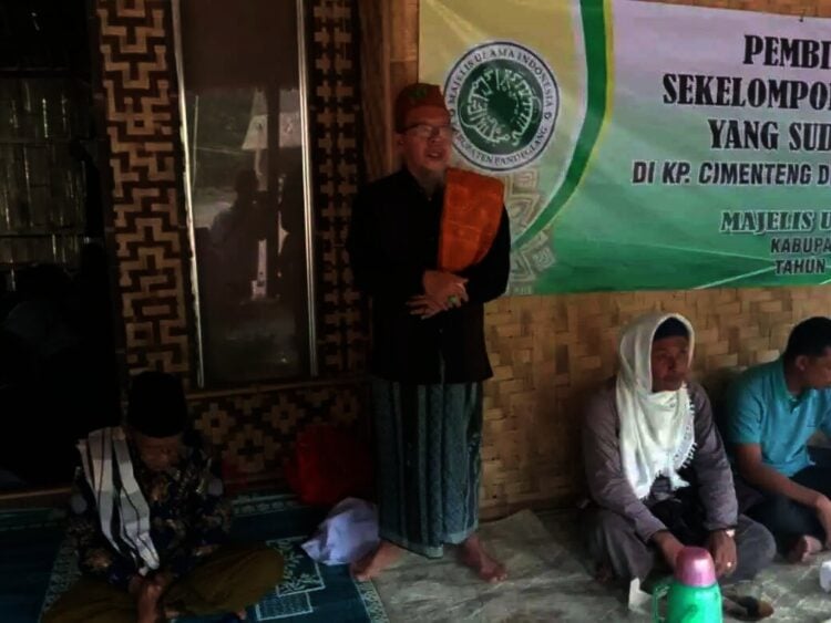 PEMBINAAN–Ketua MUI Kabupaten Pandeglang, KH. Tubagus Hamdi Ma'ani, saat memberikan pembinaan kepada kelompok aliran Hakdzat, beberapa waktu lalu. (DOKUMEN PRIBADI)