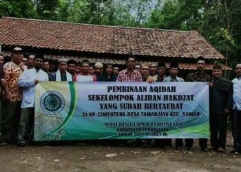 BERTAUBAT–Para pengurus MUI Kabupaten Pandeglang, bersama aparatur Kecamatan Sumur, Muspika dan para eks aliran Hakdzat, foto bersama usai mendapat pembinaan, beberapa waktu lalu. (ISTIMEWA)