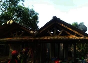 KEBAKARAN–Rumah warga Kampung Muara Dua RT 001 RW 001, Desa Cikiruhwetan, Kecamatan Cikeusik, Kabupaten Pandeglang, dilalap si jago merah, Rabu (29/9/2021). (ISTIMEWA)