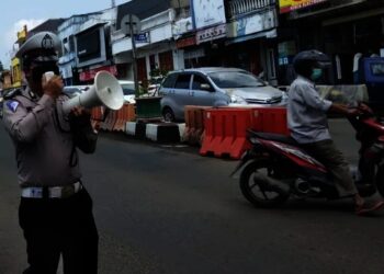 Anggota Satlantas Polres Pandeglang, sedang menyosialisasikan agenda Operasi Patuh Maung 2021, Senin (20/9/2021). (NIPAL SUTIANA/SATELITNEWS.ID)