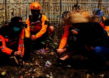 Potret Relawan Tanam Mangrove di Pulau Sampah Tanjung Burung