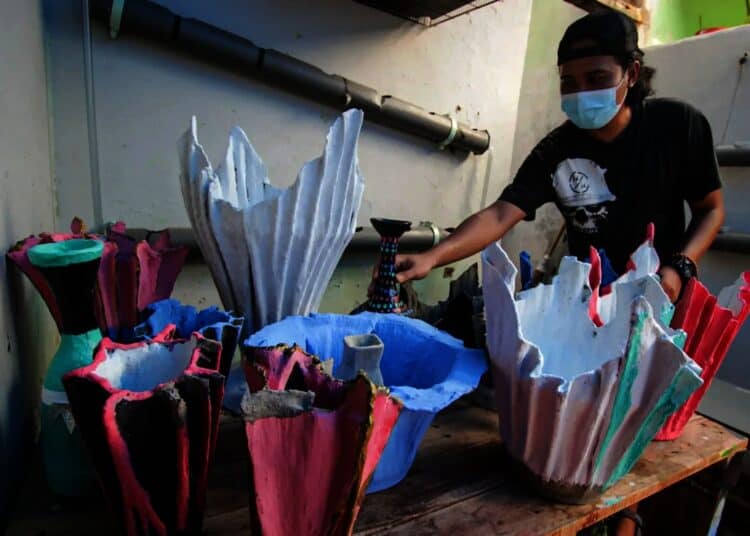 Potret Pembuatan Pot Berbahan Dasar Kain Bekas di Tangerang