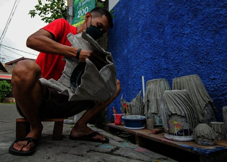 Potret Pembuatan Pot Berbahan Dasar Kain Bekas di Tangerang