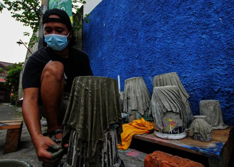 Potret Pembuatan Pot Berbahan Dasar Kain Bekas di Tangerang