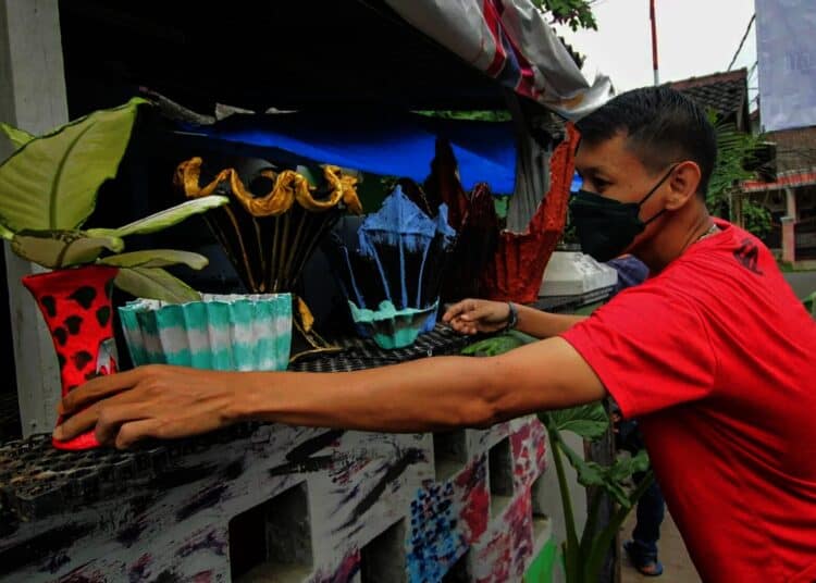 Potret Pembuatan Pot Berbahan Dasar Kain Bekas di Tangerang