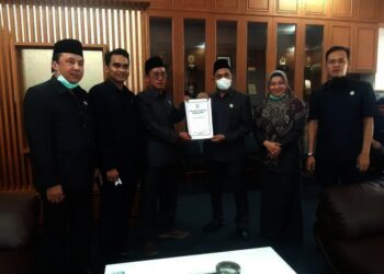 SAMPAIKAN INISIASI PERDA–Jajaran anggota Fraksi PPP, serahkan usulan draft pembentukan Perda Ponpes, di ruang Ketua DPRD Pandeglang, Jumat (24/9/2021). (MARDIANA/SATELITNEWS)
