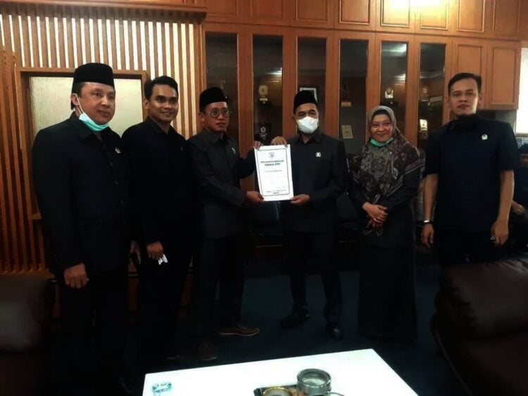 SAMPAIKAN INISIASI PERDA–Jajaran anggota Fraksi PPP, serahkan usulan draft pembentukan Perda Ponpes, di ruang Ketua DPRD Pandeglang, Jumat (24/9/2021). (MARDIANA/SATELITNEWS)