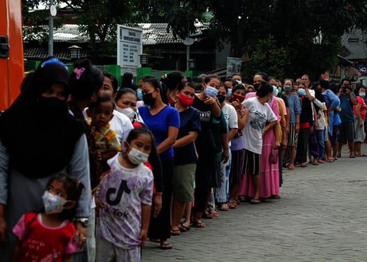 Potret Berbagi Makanan Gratis di Kampung Pemulung Cimone