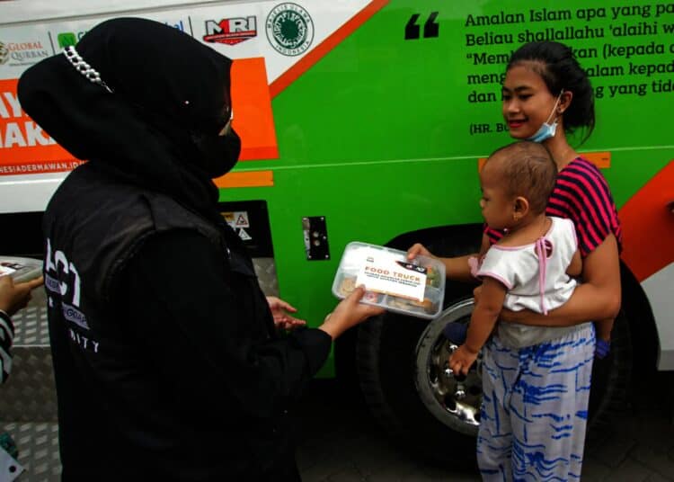 Potret Berbagi Makanan Gratis di Kampung Pemulung Cimone