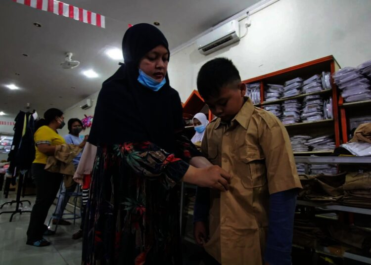 Potret Toko Seragam Sekolah di Tangerang Kebanjiran Pembeli