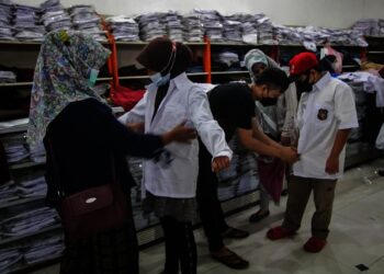Potret Toko Seragam Sekolah di Tangerang Kebanjiran Pembeli