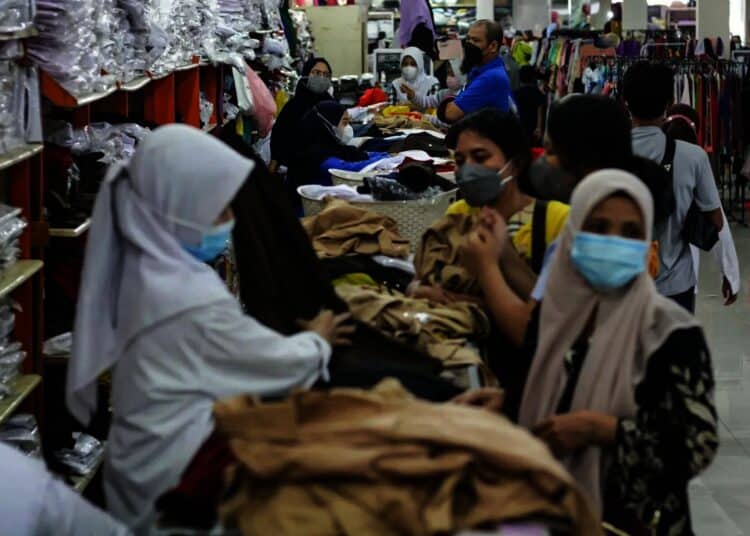 Potret Toko Seragam Sekolah di Tangerang Kebanjiran Pembeli