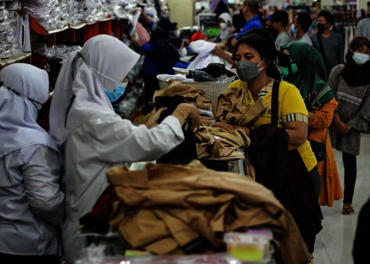 Potret Toko Seragam Sekolah di Tangerang Kebanjiran Pembeli