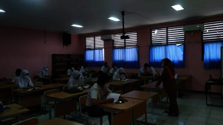Hari Pertama PTM, Siswa SMKN 2 Kota Tangerang Beradaptasi