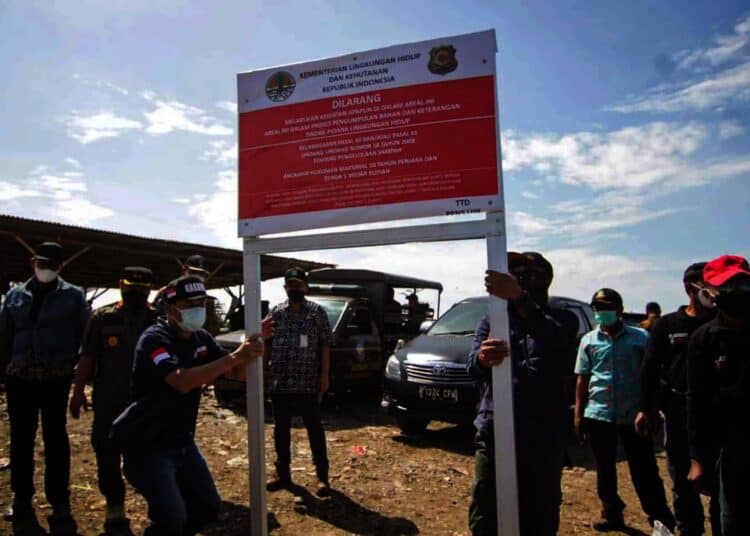 Potret Petugas KLHK Tutup TPS Liar di Neglasari Kota Tangerang