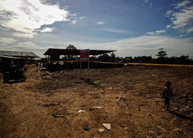 Potret Petugas KLHK Tutup TPS Liar di Neglasari Kota Tangerang