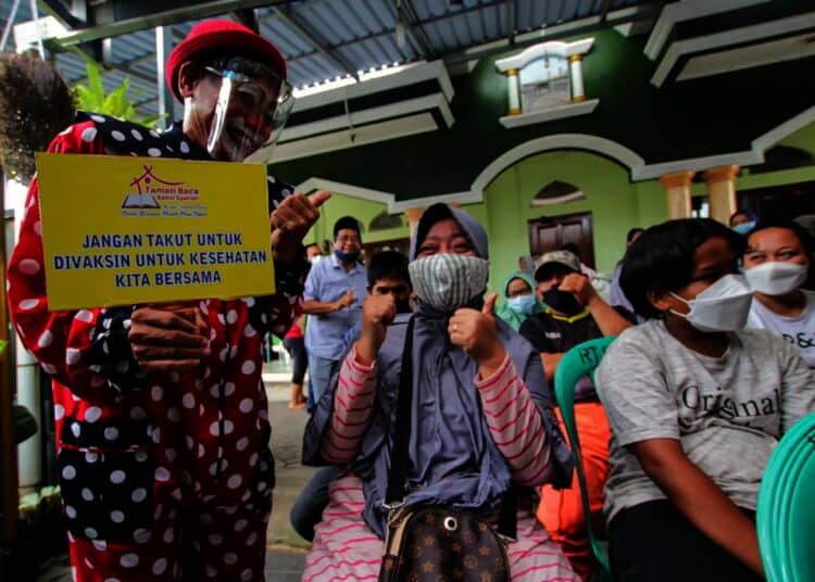 Potret Badut Ajak Warga Ikut Vaksinasi di Kota Tangerang